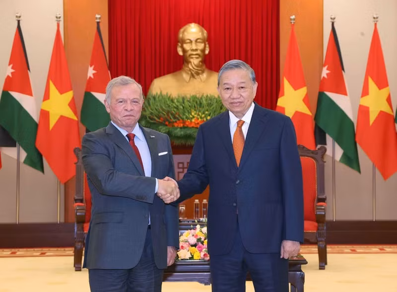トー・ラム党書記長（右）とヨルダン王国のアブドラ国王が11月12日、ハノイで会談した。（写真：VNA）