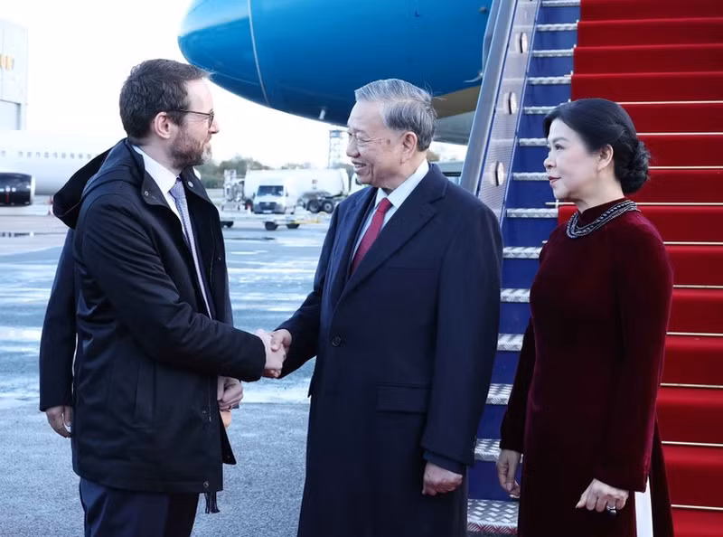 ロンドン・スタンステッド空港で行われたトー・ラム書記長夫妻の歓迎式典（写真：VNA）