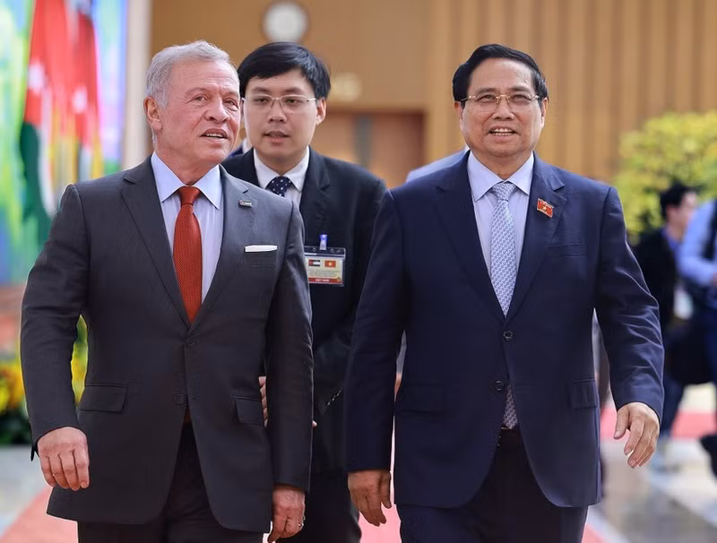 ファム・ミン・チン首相（右）とヨルダンのアブドラ国王（写真：VNA）