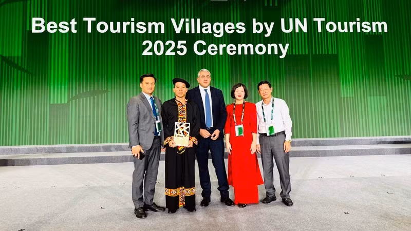 トゥエンクアン省文化・スポーツ・観光局の代表者と、「世界最高の観光村2025」賞を受賞したルンクー社ローローチャイ村の住民