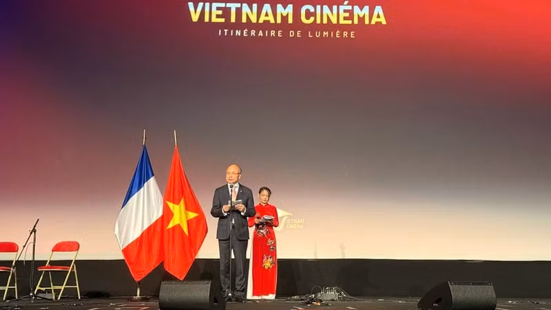 駐フランスベトナム大使のディン・トアン・タン氏が、12月5日にパリで開催された「ベトナム映画週間－光の旅路」の開幕式で挨拶した。（写真：VNA）