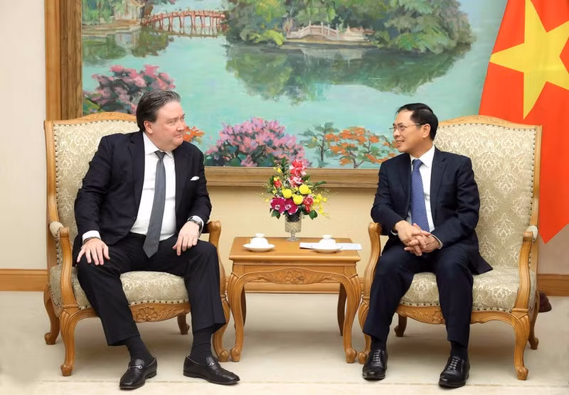 ブイ・タイン・ソン副首相（右）は、10月23日にハノイで駐ベトナム米国大使マーク・E・ナッパー氏を迎えた。（写真：VNA）