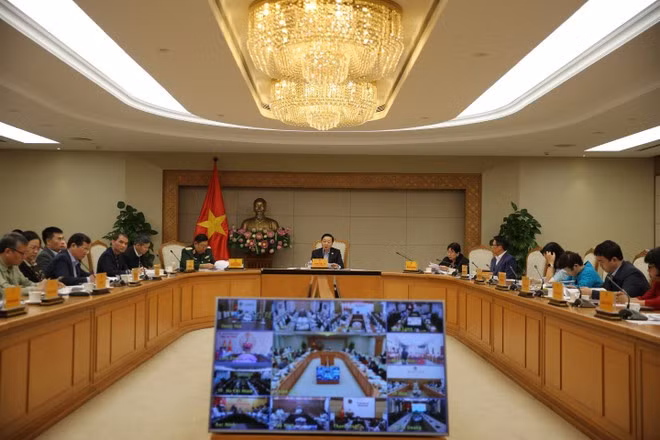 チャン・ホン・ハー副首相が、国会決議第254/2025/QH15号の施行に関するメカニズムおよび政策、ならびに土地法執行上の困難や障害の解決策を定める政令案について議論するハイブリッド会議で発言した。（写真：VNA）