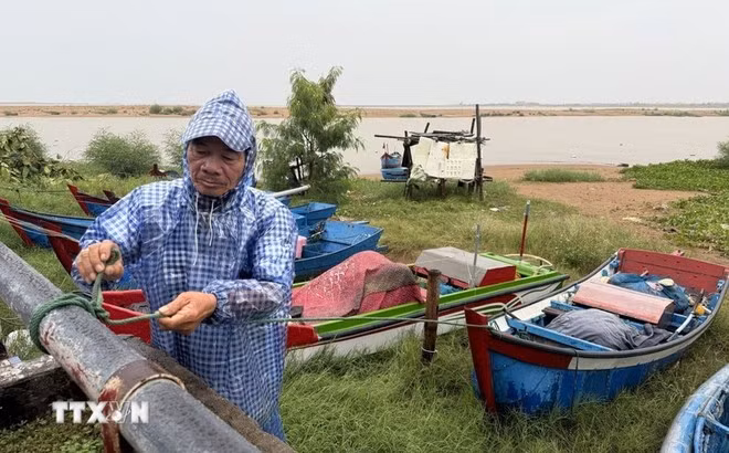 ダクラク省の住民が台風カルマエギの上陸前に船を固定している様子（写真：VNA）