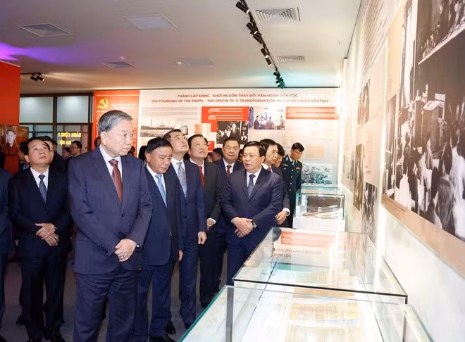 2025年12月26日、ハノイで開催された全国党大会の歴史を紹介する展示会を視察するトー・ラム党書記長と関係者ら（写真：VNA）