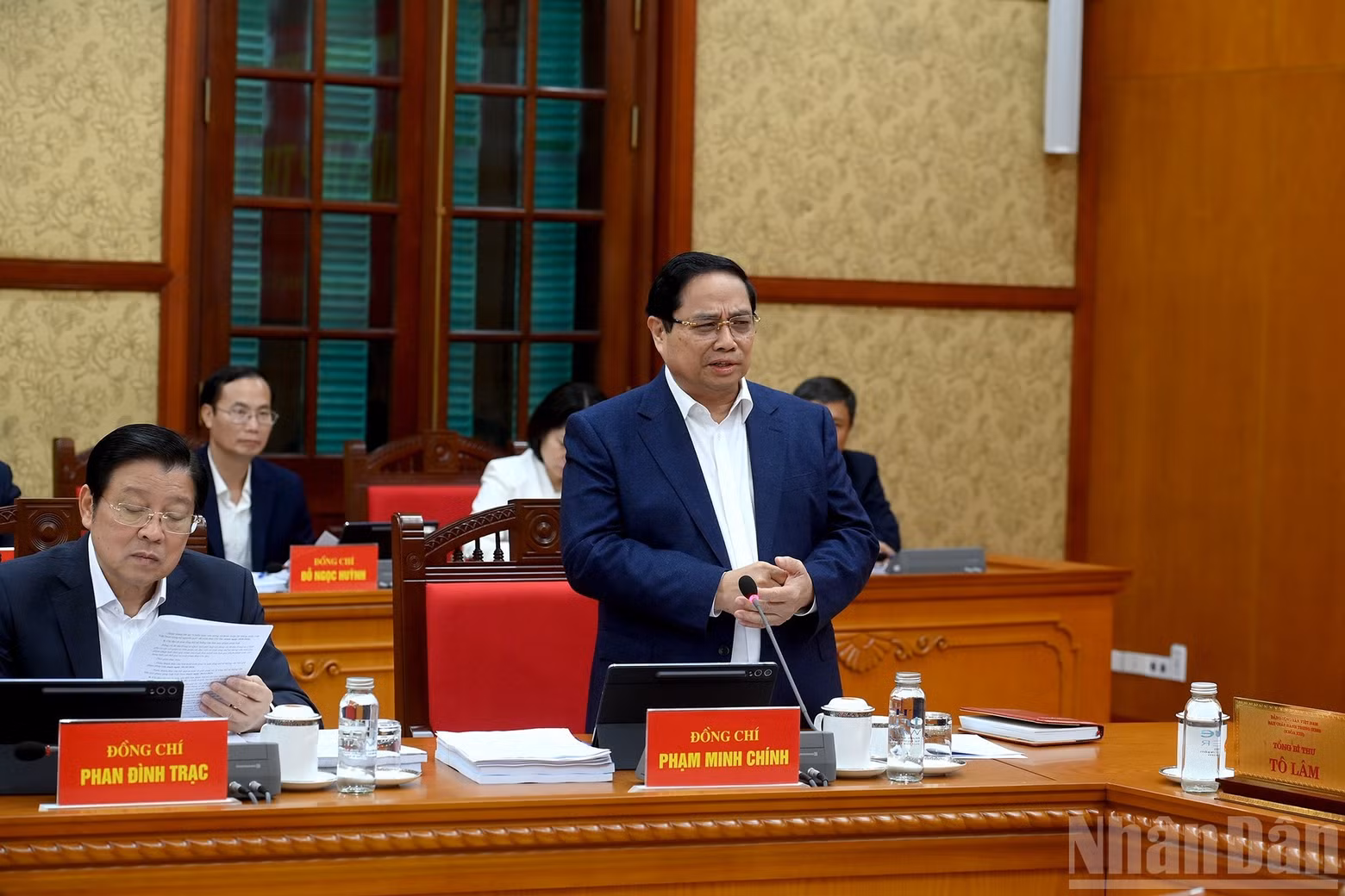 会議で発言するファム・ミン・チン首相