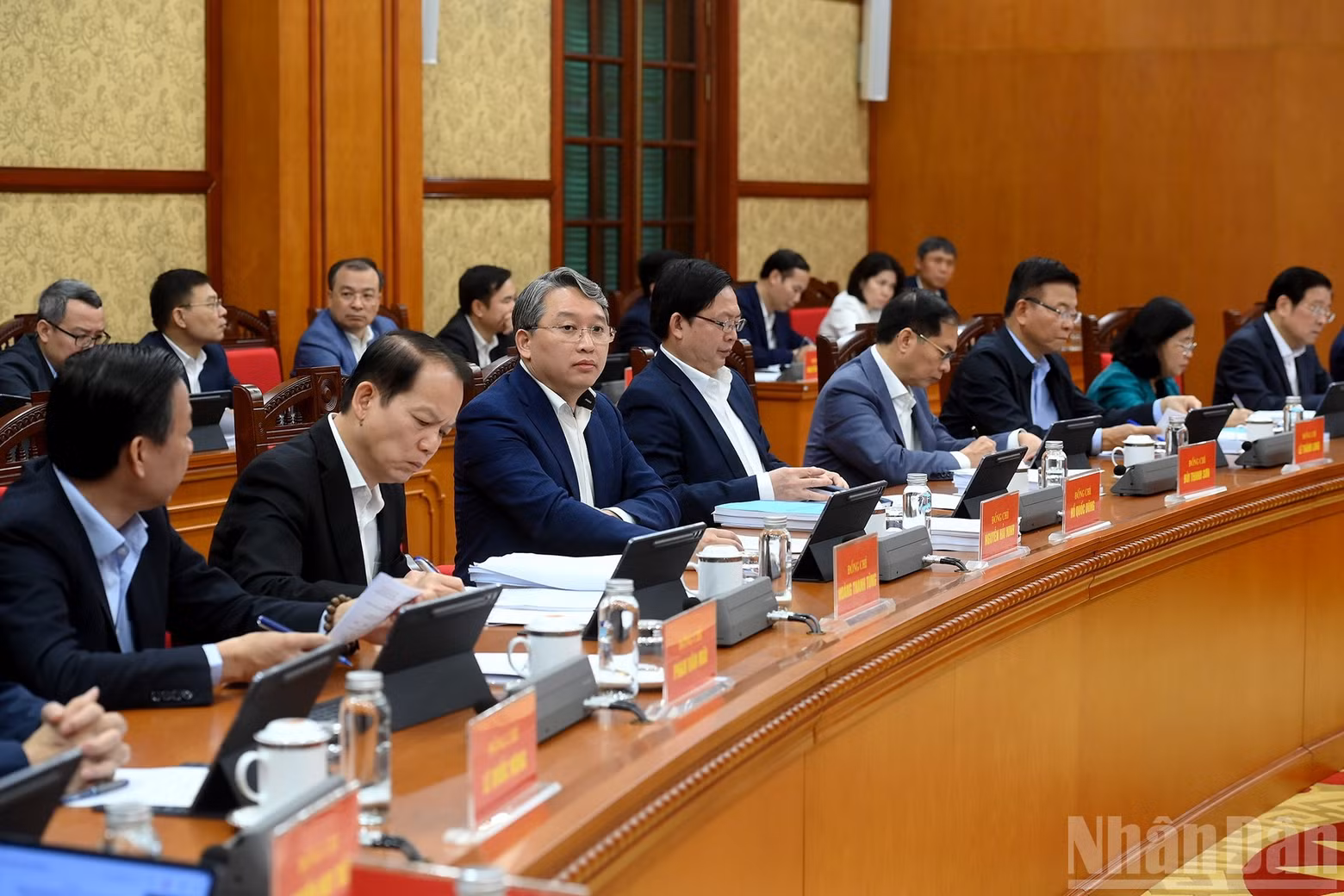 会議に出席する代表者たち