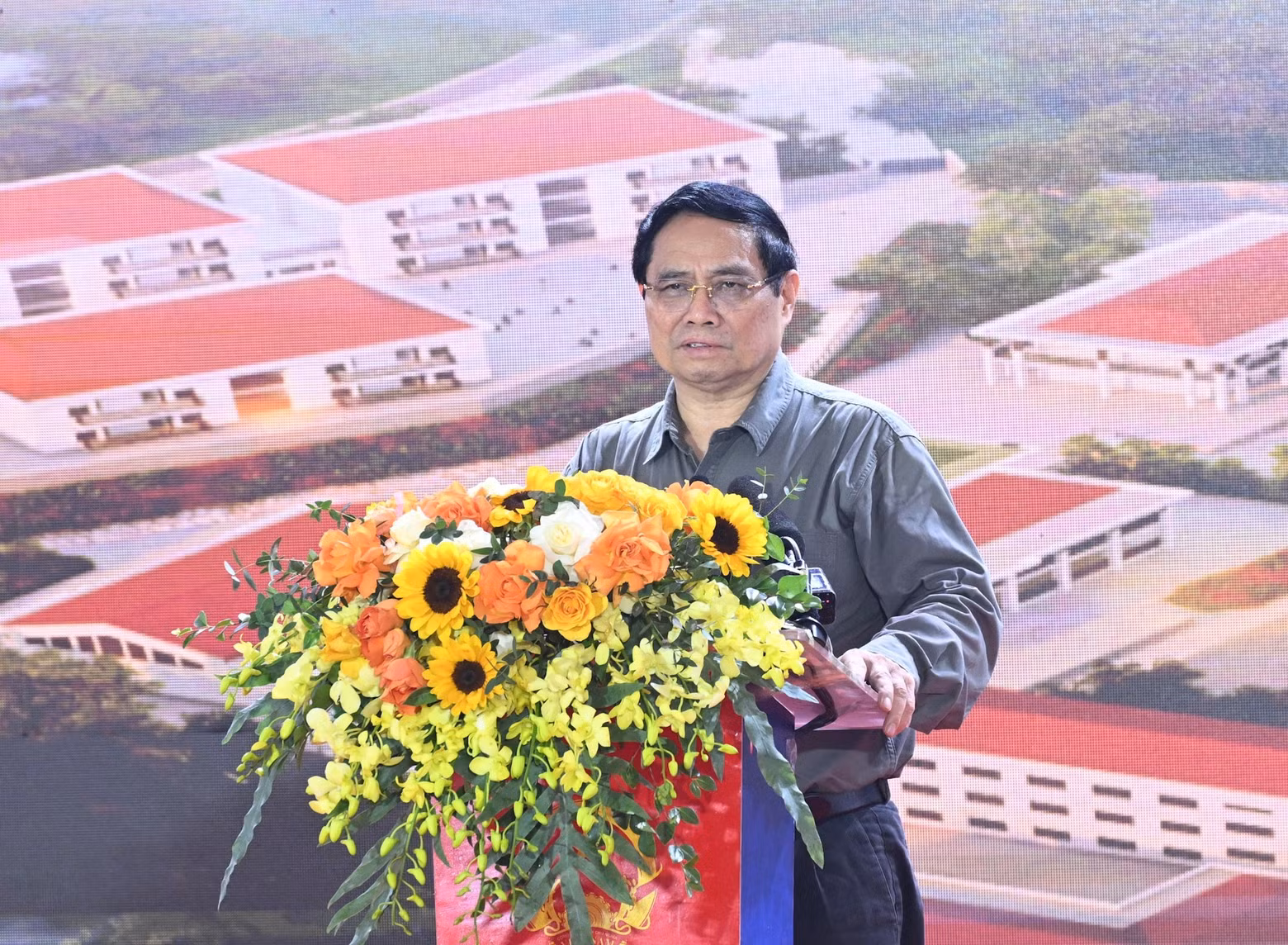 ファム・ミン・チン首相が、陸上国境地帯の社における小中一貫寄宿学校建設の起工式で挨拶を行った。