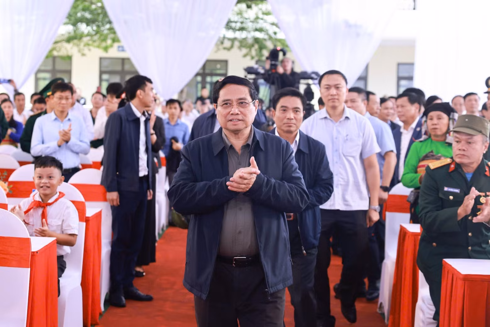 ファム・ミン・チン首相が、陸上国境地帯の社（コミューン）における小中一貫寄宿学校建設の起工式を主宰した。