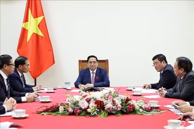 ファム・ミン・チン首相がロシア国営原子力企業ロスアトムのアレクセイ・リハチェフ社長と電話会談を行う様子（写真：VNA）