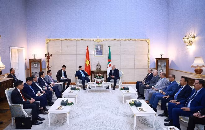 ファム・ミン・チン首相とアルジェリア国民議会のイブラヒム・ブガリ議長との会談の様子（写真：VNA）