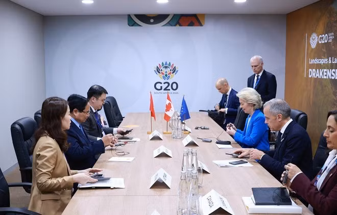 ベトナムのファム・ミン・チン首相（左から2人目）、カナダのマーク・カーニー首相（右から2人目）、欧州委員会のフォン・デア・ライエン委員長（右から3人目）による会談の様子（写真：VNA）