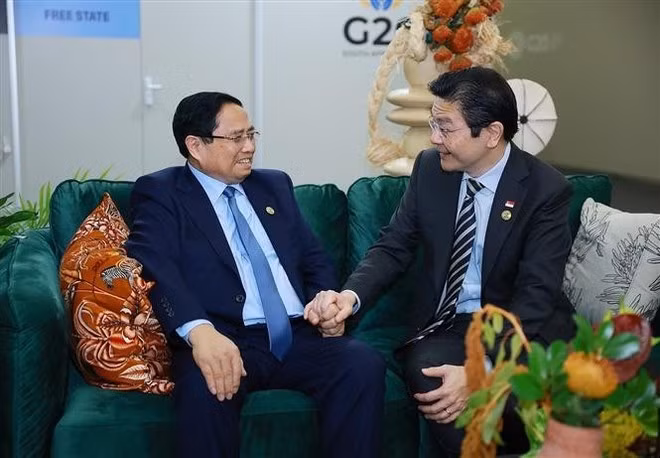 ベトナムのファム・ミン・チン首相（左）とシンガポールのローレンス・ウォン首相が11月23日、ヨハネスブルグで会談した。（写真：VNA）