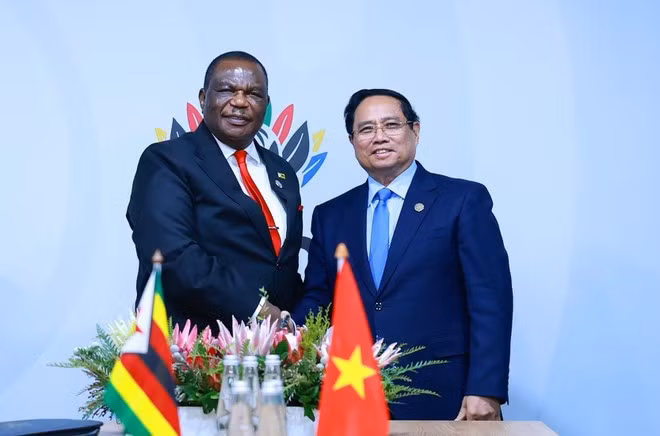 ファム・ミン・チン首相（右）とジンバブエ副大統領コンスタンティーノ・チウェンガ氏（写真：VNA）