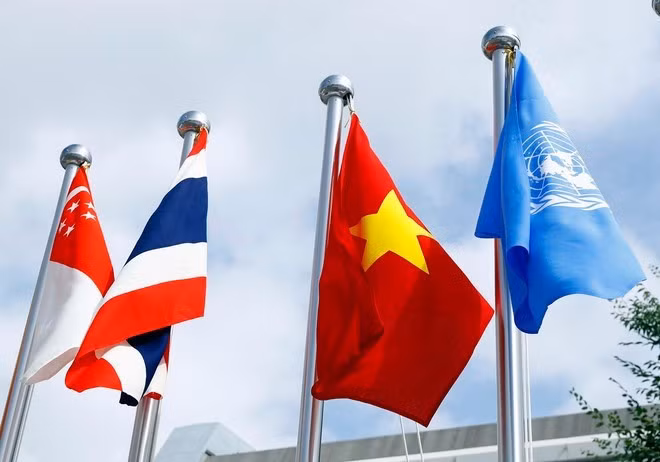 2019年大阪で開催のG20サミットで掲げられたベトナム国旗（右から2番目）。（写真：VNA）