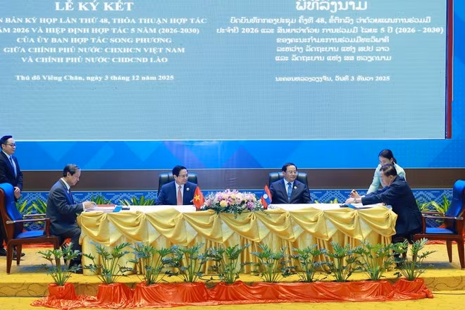 ラオスのソーンサイ・シーパンドン首相とベトナムのファム・ミン・チン首相が、両国教育訓練省による2026年協力計画の署名式に立ち会った。（写真：VNA）