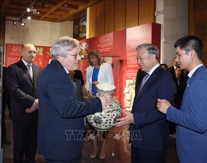 トー・ラム書記長がブルガリア国立歴史博物館にチューダウ陶磁器の花瓶を贈呈。（写真：VNA）