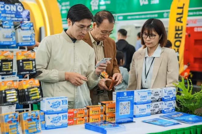 2025年秋の見本市でPINACO（Dry Cell &amp; Storage Battery JSC）の製品を手に取る来場者（写真：VNA）