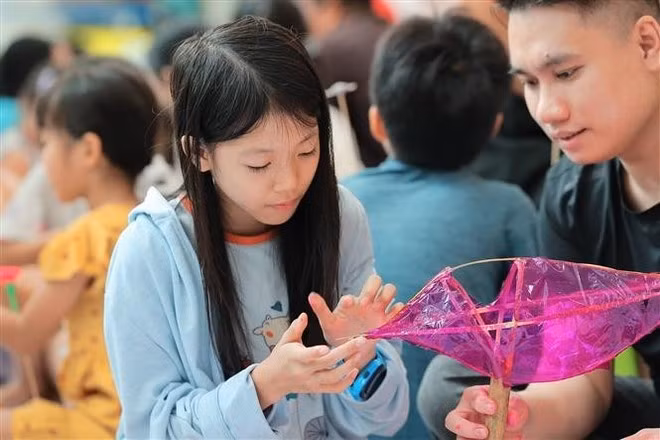 子どもたちが魚型の提灯作りを体験（写真：VNA）