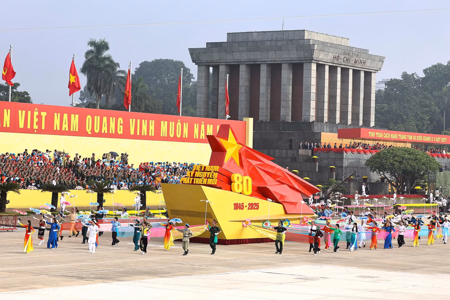 2-bieu-tuong-80-nam-cach-mang-thang-tam-va-quoc-khanh-nuoc-cong-hoa-xa-hoi-chu-nghia-viet-nam-tien-vao-le-dai.jpg