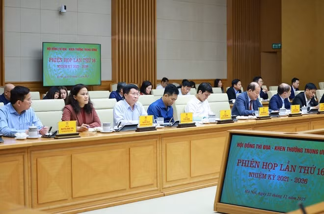 12月22日、ハノイで開催された第16回中央模範・表彰評議会会議の様子（写真：VNA）