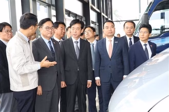 ウ・ウォンシク国会議長は、ニンビン省のヒュンダイ・タインコン・ベトナム自動車製造会社を視察した。（写真：VNA）