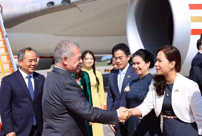ヨルダンのアブドラ国王が空港に到着（写真：VNA）