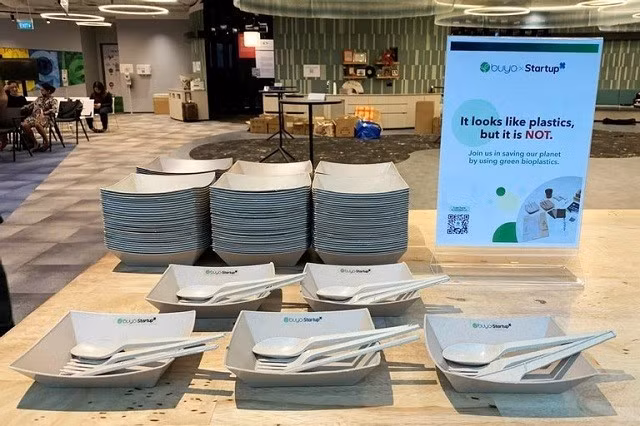 BUYOバイオプラスチックスは、素材の「バイオ化」を推進しており、サトウキビのバガスや使用済み穀物からバイオプラスチックを製造している。（写真：PHAM KIEN）