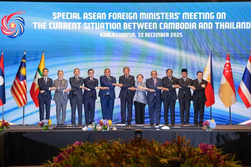 カンボジアとタイ間の現状に関するASEAN外相特別会合に出席した参加者たちが、12月22日にマレーシア・クアラルンプールで記念撮影に臨んだ。（写真：ベトナム外務省）