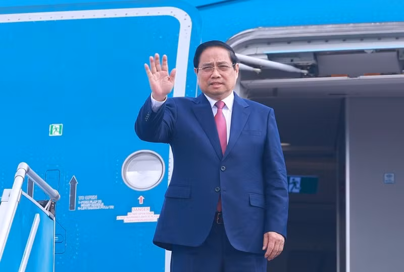 ファム・ミン・チン首相は12月2日朝、ハノイを出発し、ラオスに向かった。（写真：VNA）