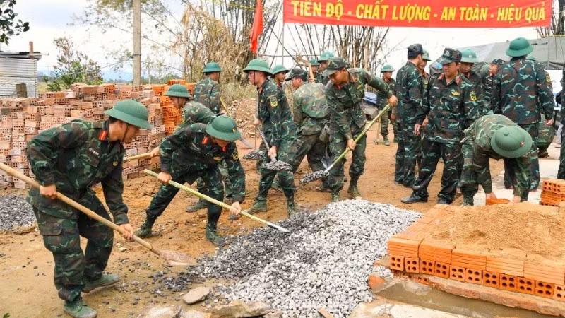 第5軍管区の兵士たちは、ダクラク省で洪水の被害を受けた住民のために協力して住宅の再建作業を行っている。（写真：ヴァン・ヴィエン）