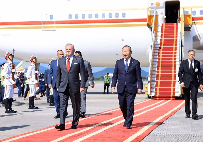 空港に到着したヨルダンのアブドラ国王（写真：VNA）