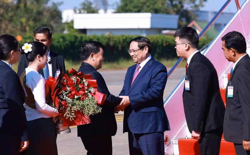 ファム・ミン・チン首相が12月2日朝、ビエンチャンに到着した。（写真：VNA）