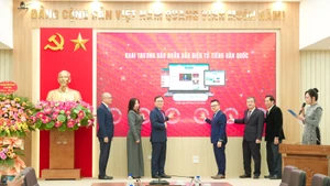 代表者らがボタンを押し、ニャンザン（Nhan Dan）新聞の韓国語ニュースサイトを正式に立ち上げた。（写真：TIEN DAT）