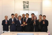 ベトナム記者協会と韓国のハンギョレ新聞の代表者らが記念撮影に臨む。（写真：VNA）