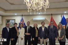 駐オーストラリア・ベトナム大使のファム・フン・タム氏（右から4人目）と、オーストラリア下院副議長のシャロン・クレイドン氏（右から5人目）、およびオーストラリア・ベトナム友好議員連盟の主要メンバーたち（写真：VNA）