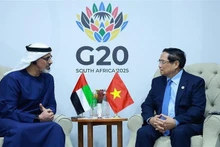 ファム・ミン・チン首相（右）は、11月22日にアブダビ皇太子ハーレド・ビン・モハメド・アル・ナヒヤーン殿下と会談した。（写真：VNA）