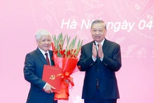 トー・ラム書記長（右）がドー・ヴァン・チエン氏に任命決定書を手渡した。（写真：VNA）