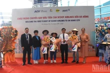 ダナンでシンガポールからの初便を歓迎（写真：アン・ダオ）