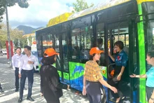 コンダオ特区の住民は、 EVバスを無料で利用できる。