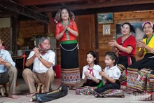 職人が若い世代に伝統的な旋律を教える。（写真：nhandan.vn）