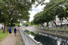 汚染の深刻化が進むハンバン水路では、市によって浚渫・改修作業が進められている。（写真：クイ・ヒエン）