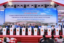 ファム・ミン・チン首相と出席者らが起工式を執り行った。