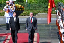 儀仗兵を閲兵するルオン・クオン国家主席（左）とヨルダンのアブドラ国王（写真：Nhan Dan）