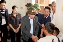 党中央政治局員で党中央委員会書記局常務のチャン・カム・トゥ氏が、洪水被害を受けたカインホア省ジエンディエン社の住民と面会した。（写真：VNA）