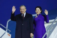 ベトナム共産党中央委員会のトー・ラム書記長とゴー・フオン・リー夫人、ならびにベトナムの高官代表団は、10月20日夜にヘルシンキ空港に到着し、フィンランドの公式訪問を開始しました。（写真：VNA）