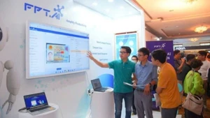 FPTコーポレーションが開発したAIソリューションを体験する顧客たち