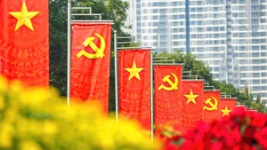 現金支給は、第14回党大会および旧正月（テト）を記念して行われる。