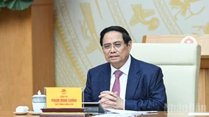 会合で発言するファム・ミン・チン首相（写真：チャン・ハイ）