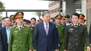 12月29日、ハノイのホアラック・ハイテクパークにある第1国家データセンターを視察するトー・ラム書記長（写真：ダン・コア）